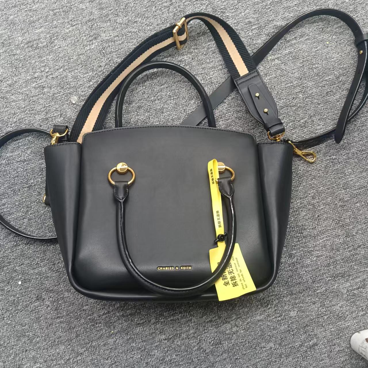 99新 CHARLES & KEITH 严堇/21*15/C250606/包包