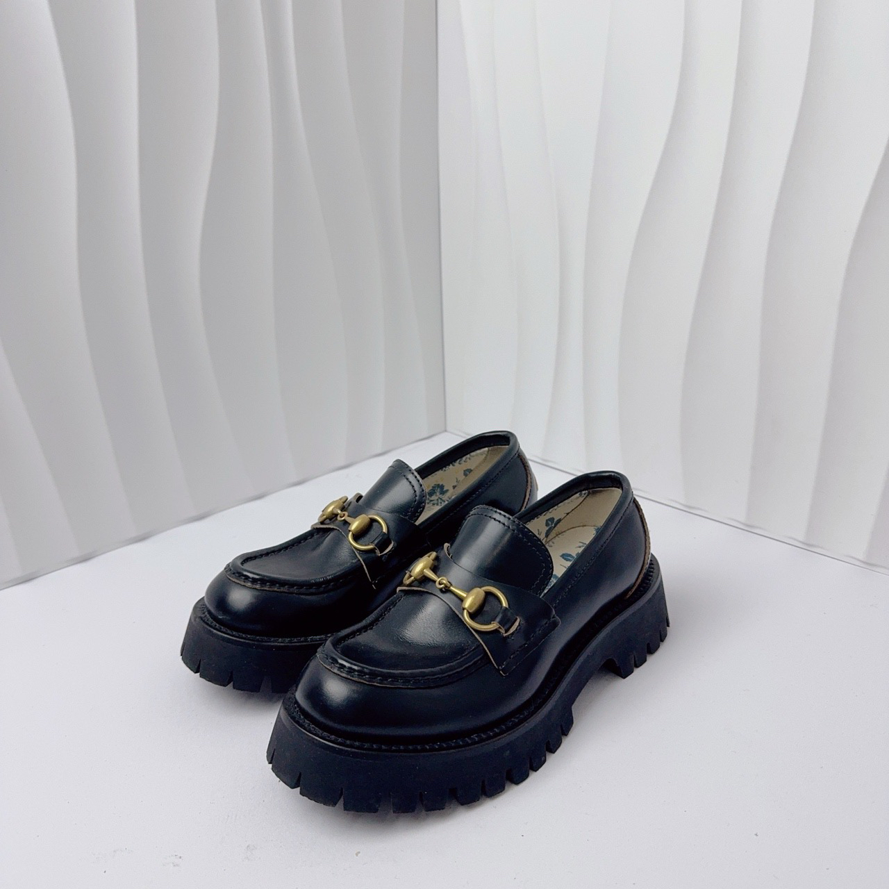 95新 GUCCI/古驰 35码/黑色小蜜蜂乐福鞋/