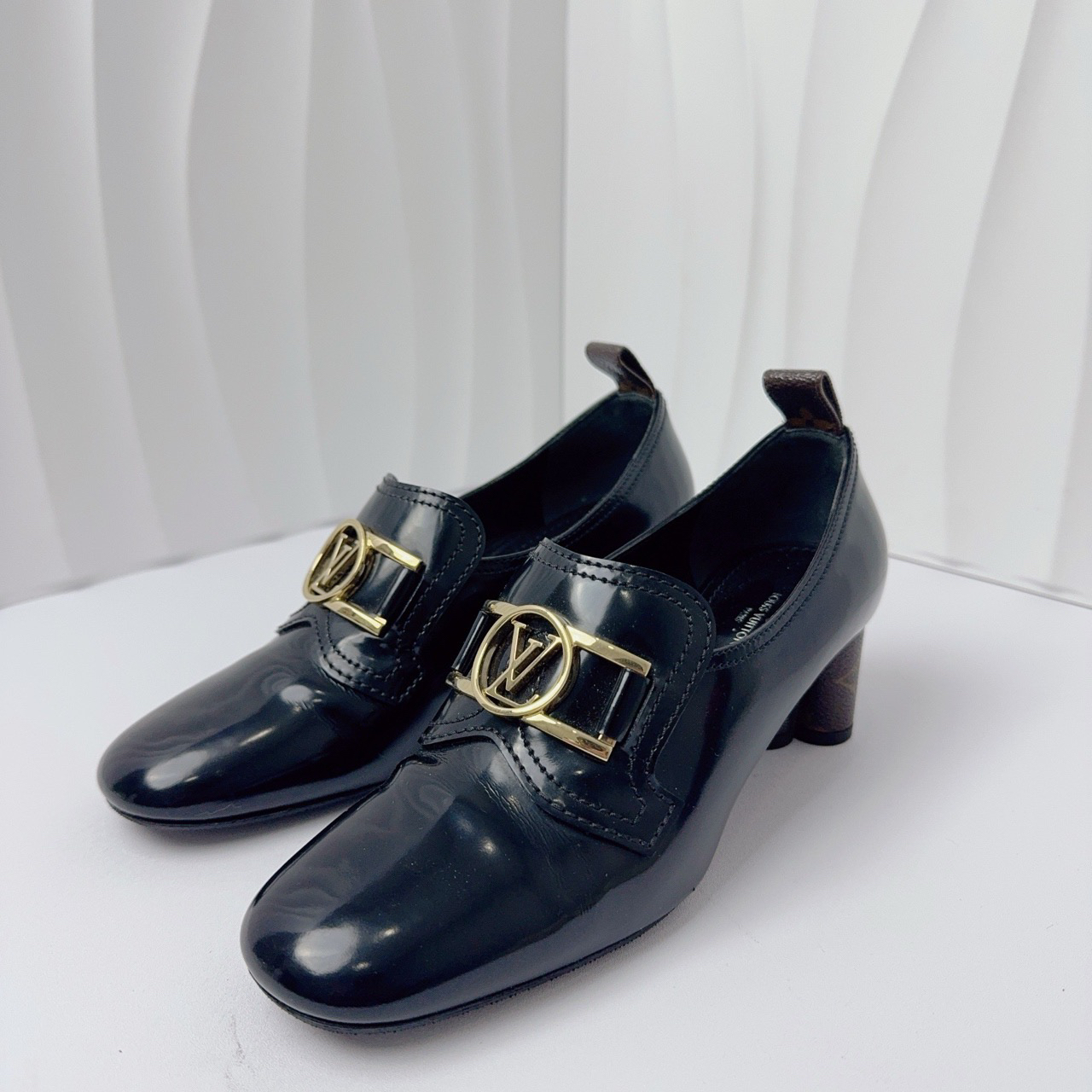 95新 LouisVuitton/路易威登 37码/达芙妮扣老花粗跟鞋