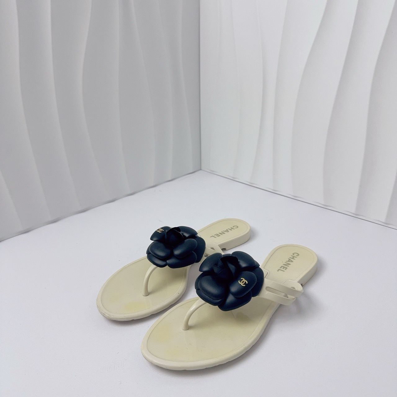 95新 Chanel/香奈儿 38码/山茶花白色拖鞋
