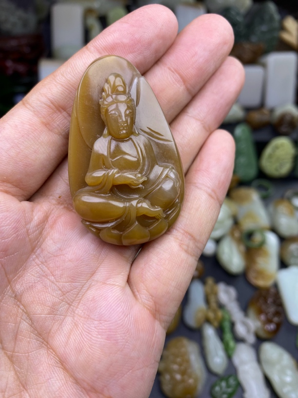 新疆和田玉且末糖老红糖观音吊坠