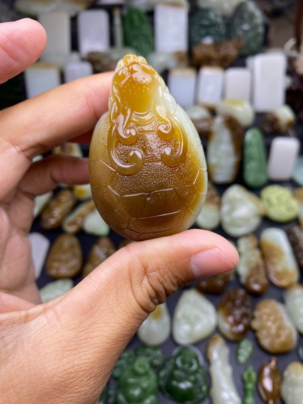 新疆和田玉且末糖白龙龟吊坠手把富贵长寿