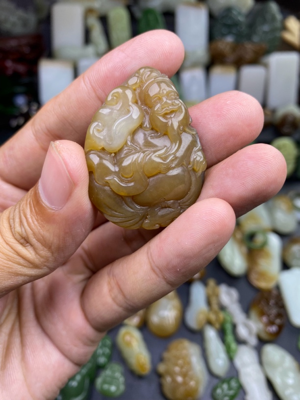 新疆和田玉新疆且末糖白财神吊坠