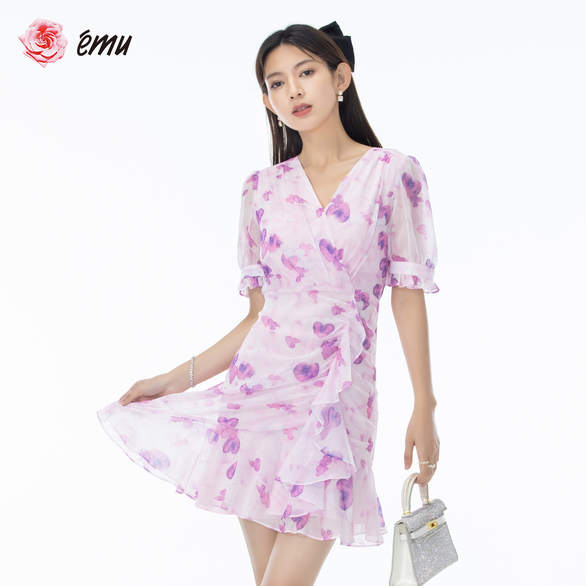 emu/依妙夏季修身时尚甜美收腰V领短袖爱心银丝印花荷叶边连衣裙