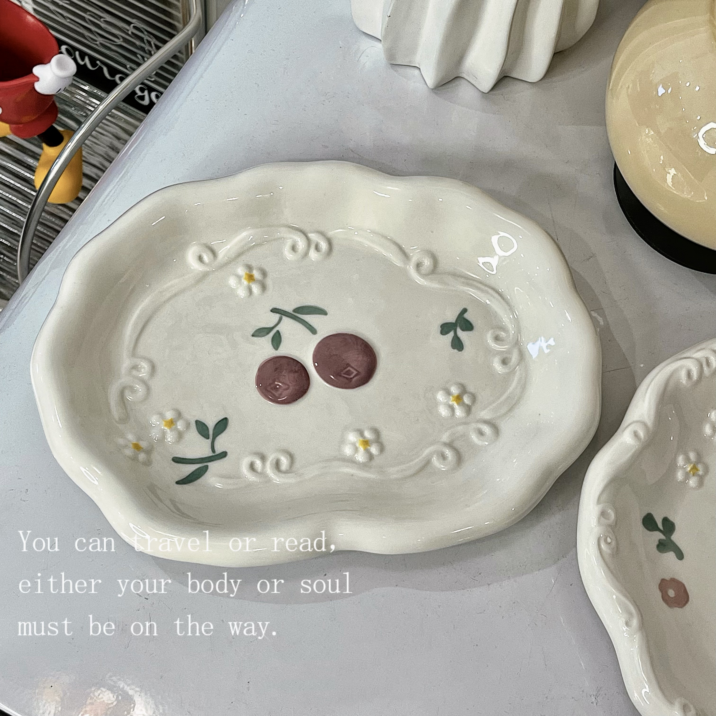 可爱果9.5英寸旦形盘手绘浮雕陶瓷釉下彩盘子家用高颜值