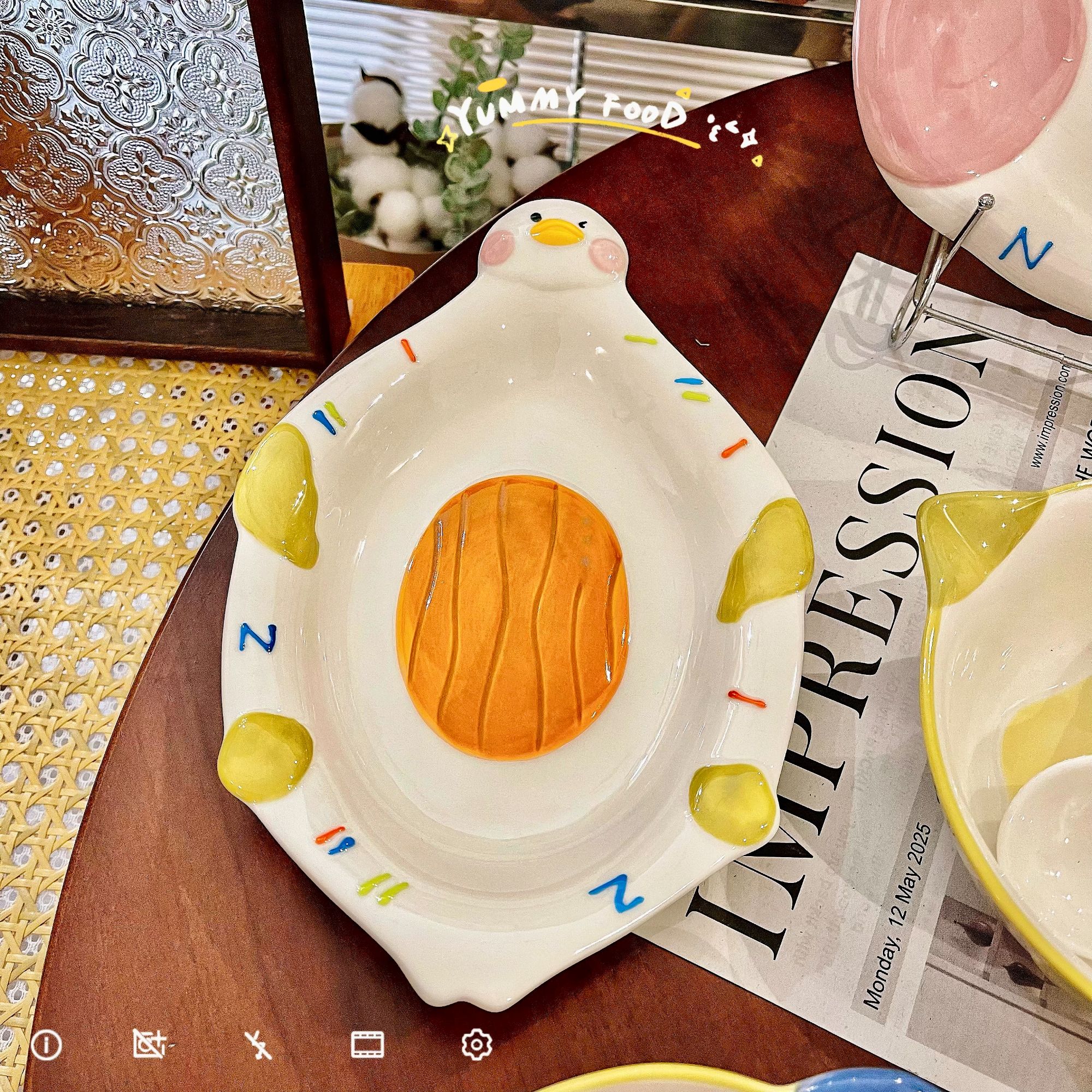 创意手绘微笑鸭家用可爱高颜值釉下彩陶瓷造型盘甜品盘旦形盘