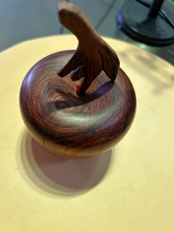 创意工艺品大红桌面雕刻精致老料