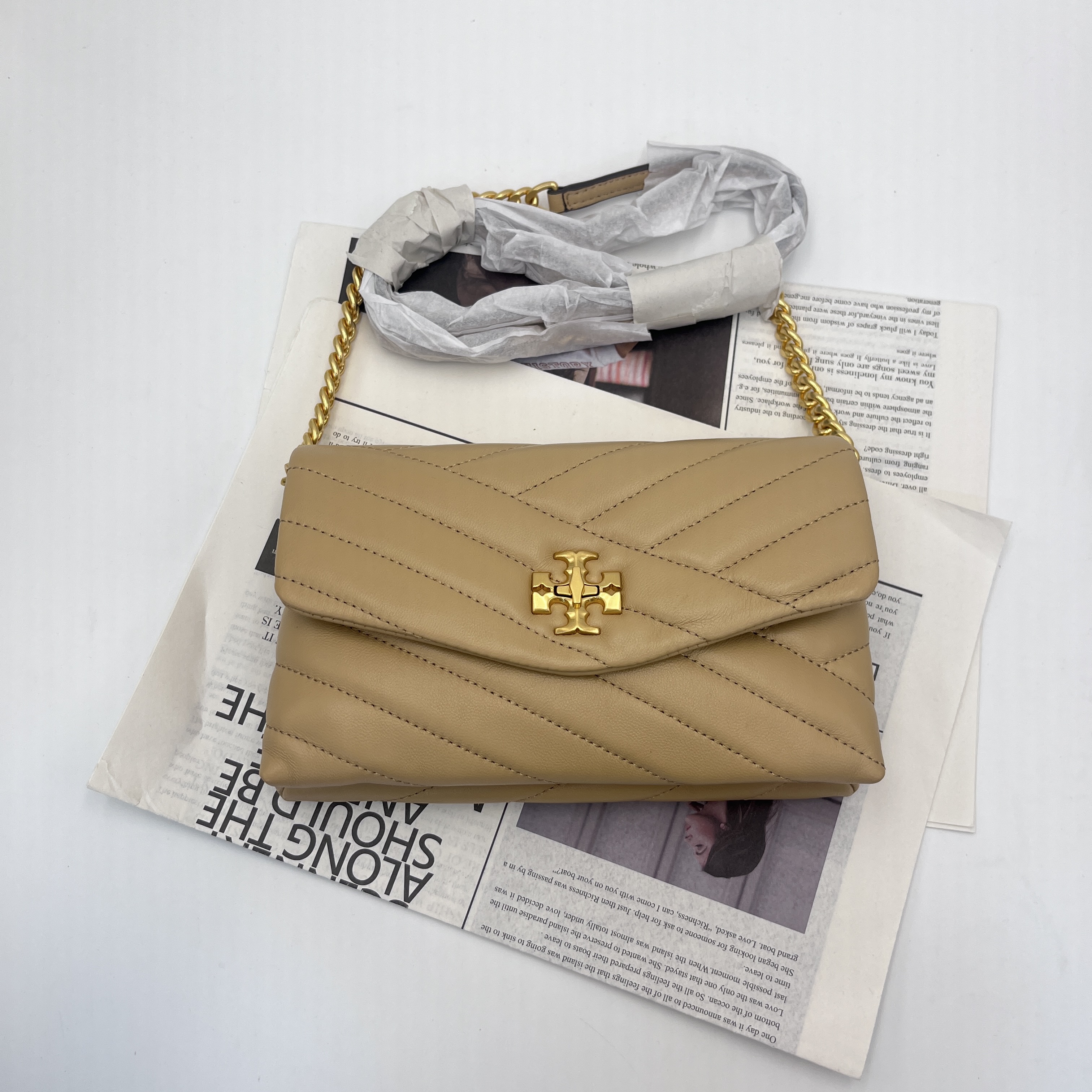 99新 TORY BURCH/汤丽柏琦  Kira绗缝单肩信封包 奶茶色 005 经典