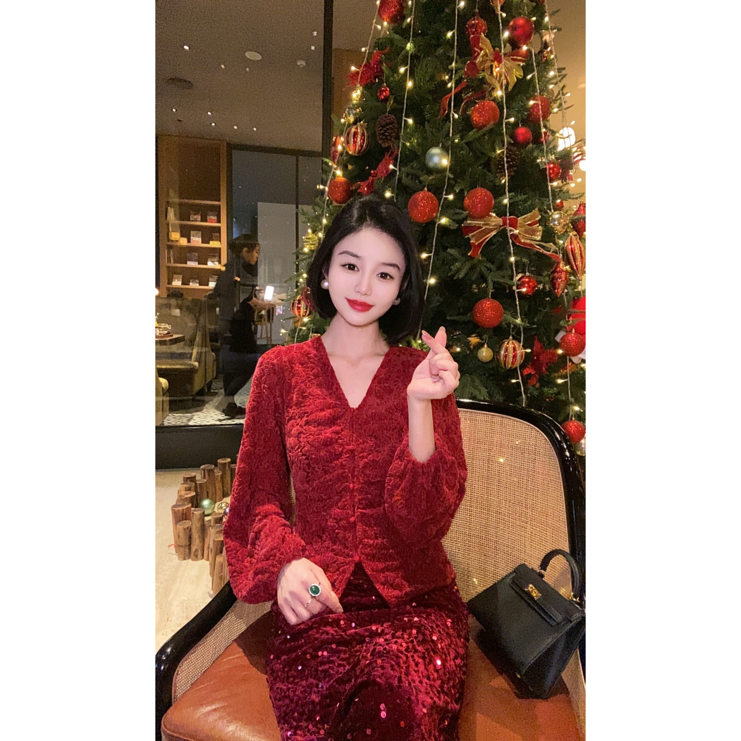 【红粉佳人】V领蕾丝灯笼袖上衣显瘦气质时尚秋冬镂空长袖上衣