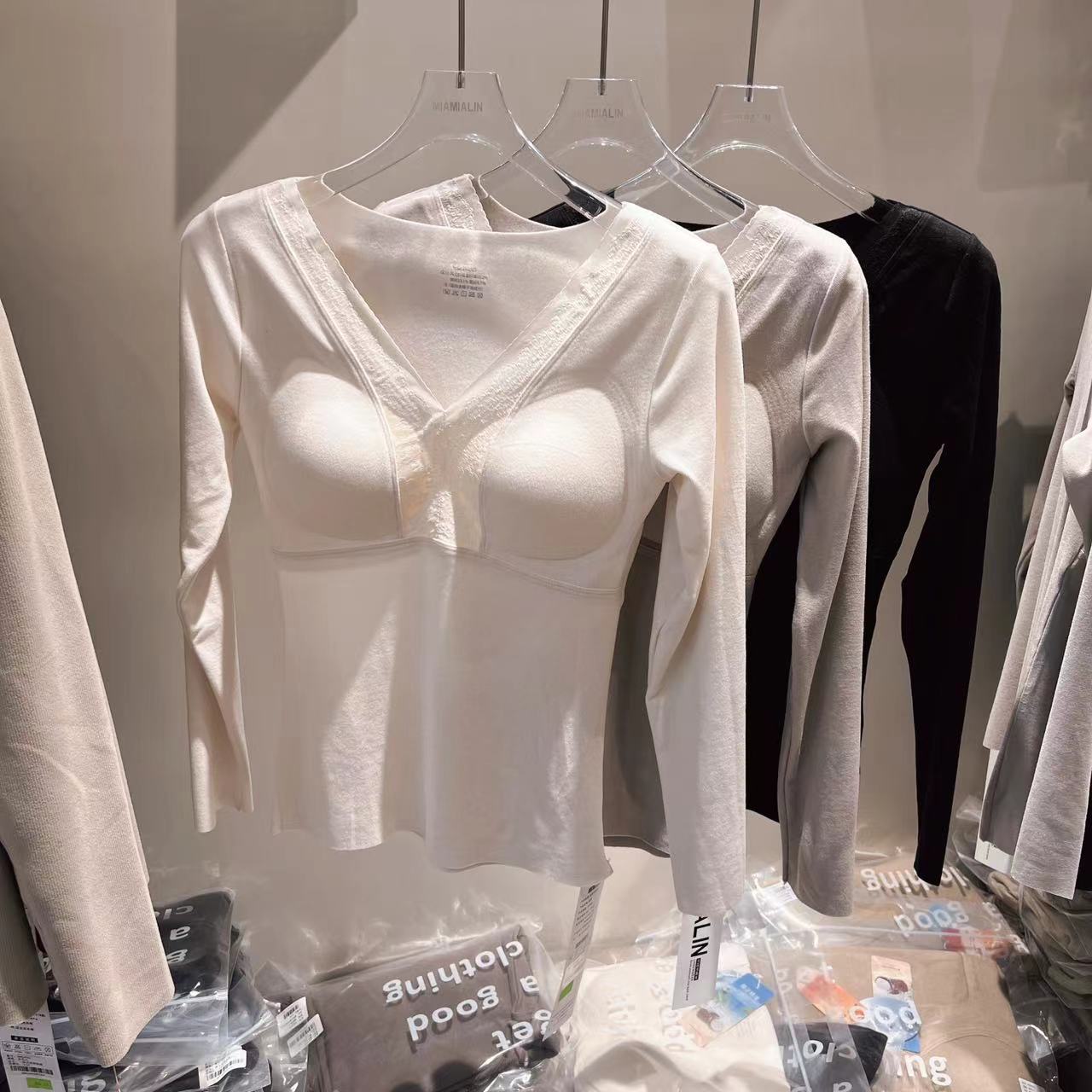 MYL06897椰子油时尚深V蕾丝带胸垫修身保暖长袖打底衫