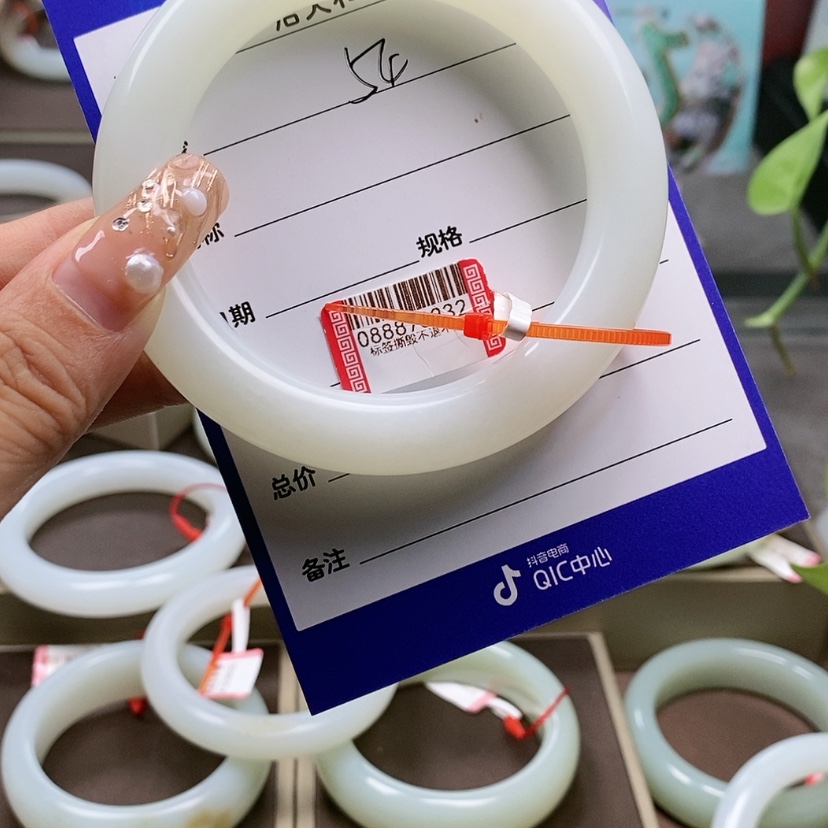 【闪购商品】和田玉手镯未镶嵌粉***哒