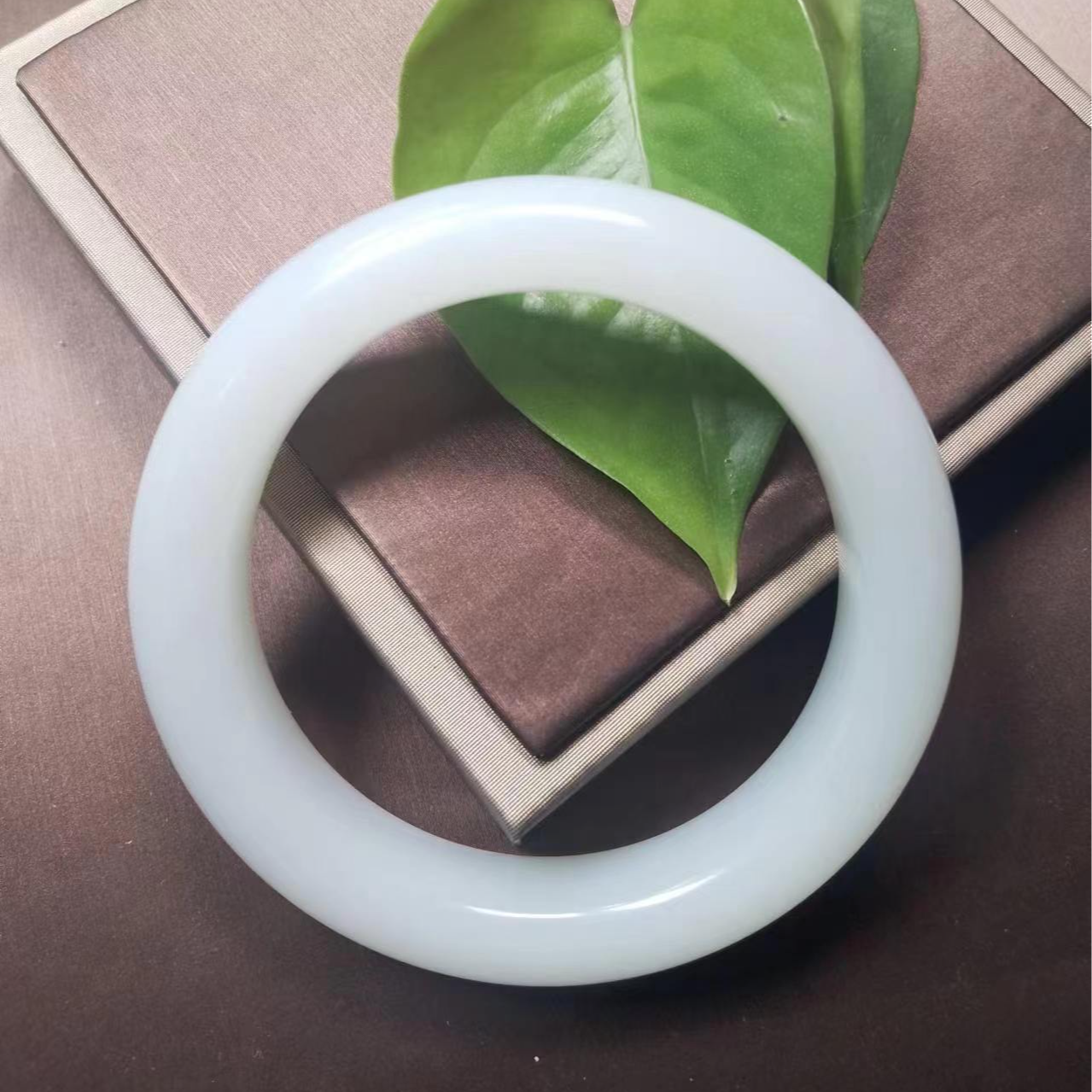 和田玉精美纯色女士手镯