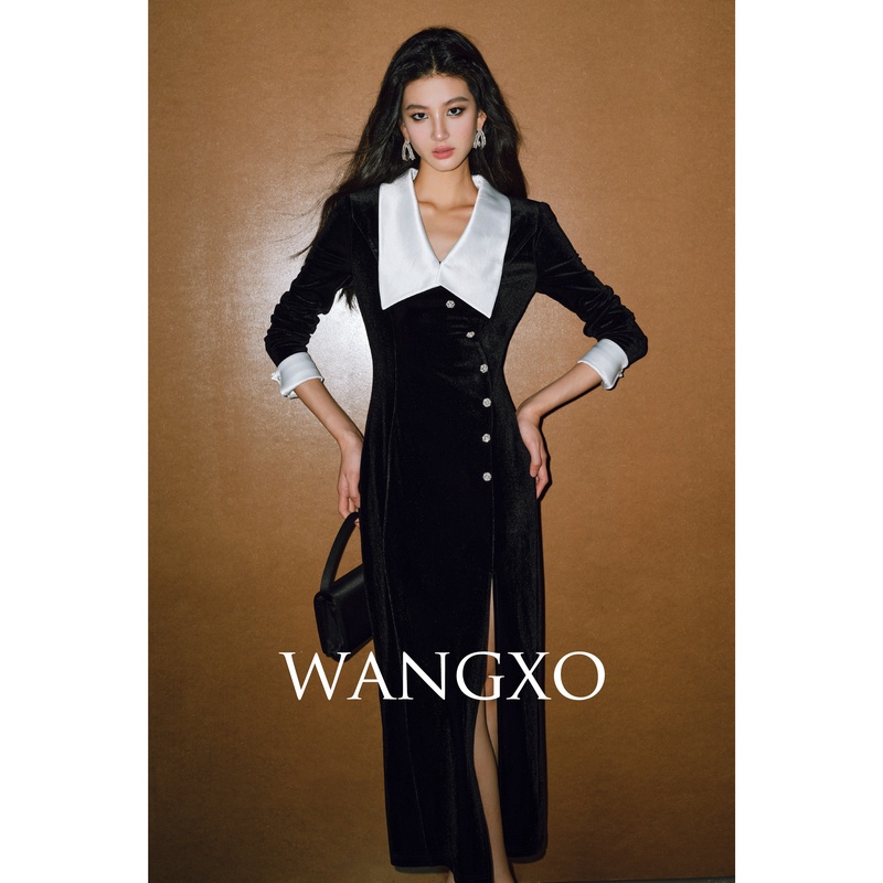 WANGXO 【黑天鹅】丝绒醋酸拼接翻领珍珠开衩长裙 241939W