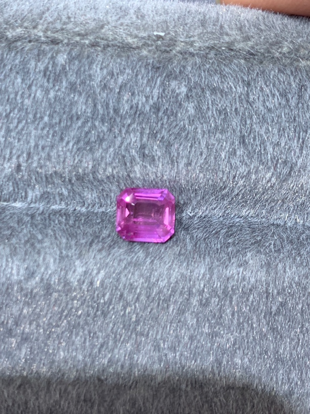 2.02克拉天然薰衣草蓝宝石干净玻璃体经典切工颜色靓丽带国际证书