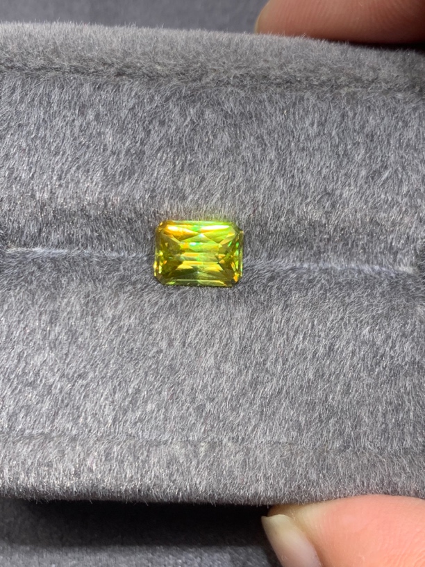 精切3.44克拉天然榍石爆闪满火彩雷迪恩切工颜色璀璨闪亮定制款式