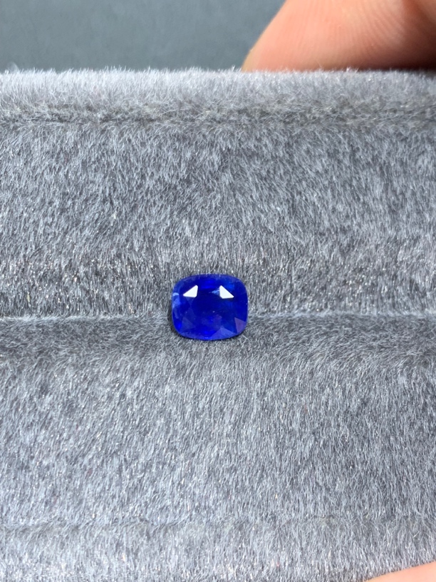 天然皇家蓝蓝宝石1.74克拉奶体颜色晶体干净颜色靓丽带国际证书