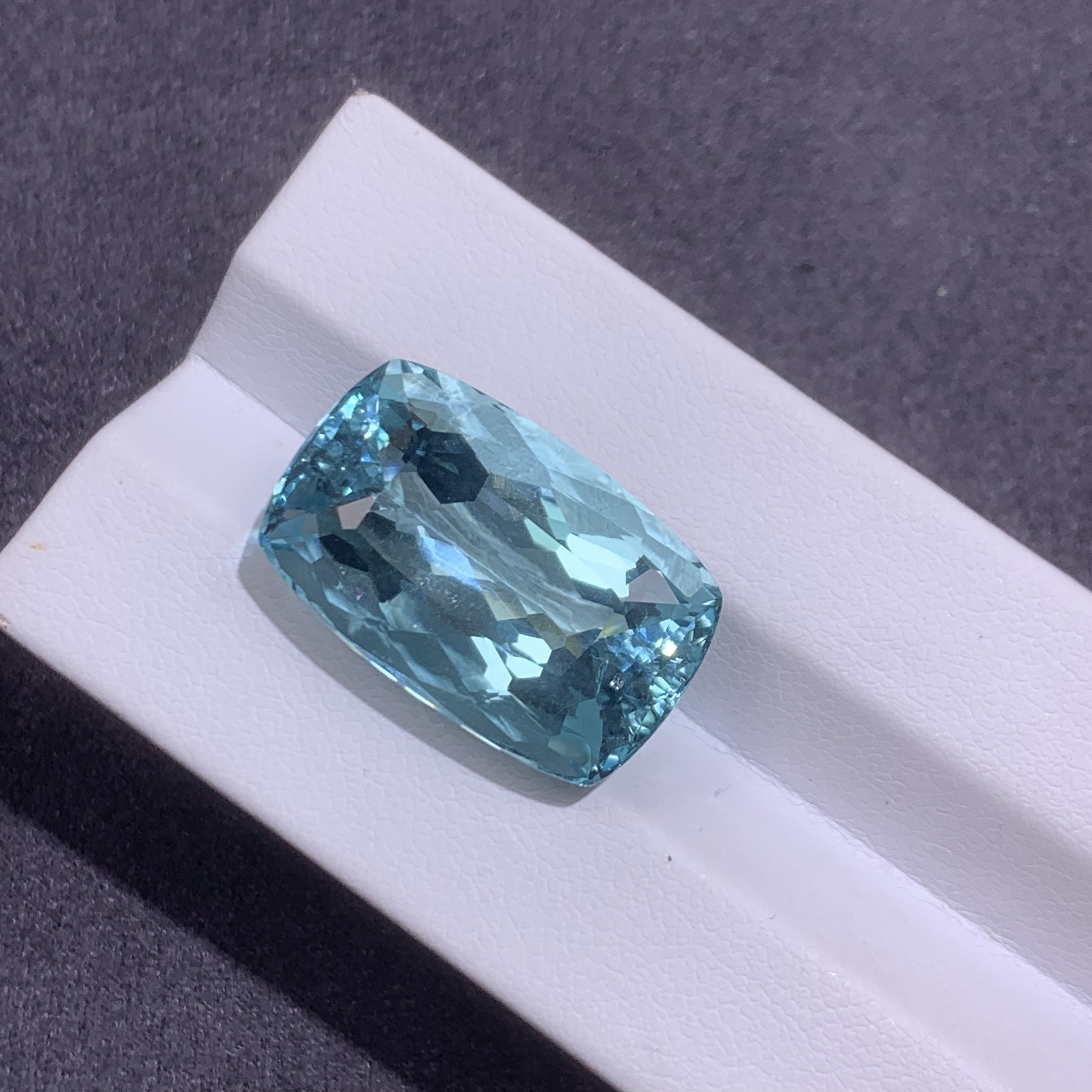 天然圣玛利亚海蓝宝裸石22.76克拉全净玻璃体爆闪满火彩颜色璀璨