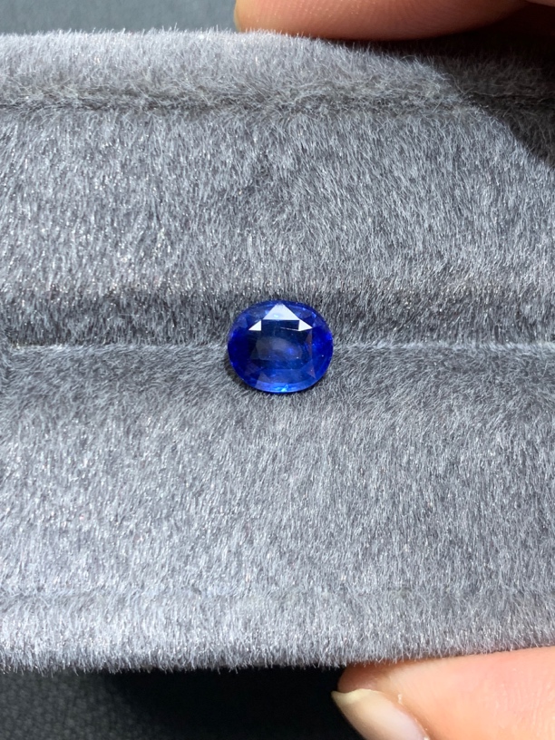 2.5克拉天然皇家蓝蓝宝石颜色鲜艳晶体干净火彩闪亮带国际证书