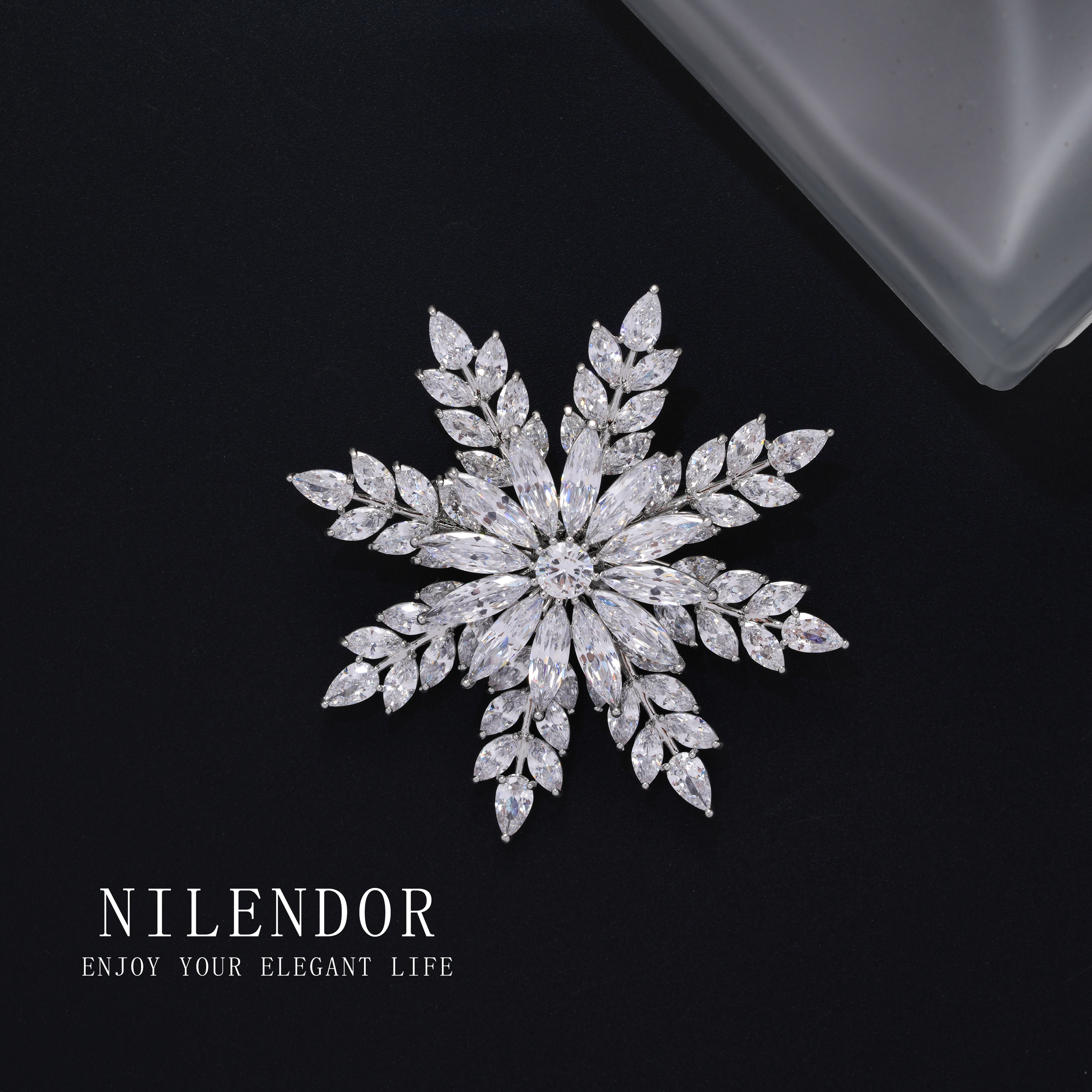 NILENDOR/昵兰 铜合金合成锆石胸针 XZ-04高档轻奢精致雪花胸针