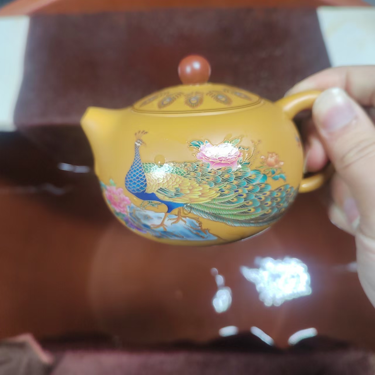  黄段泥孔雀西施壶（配礼盒 收藏证书）