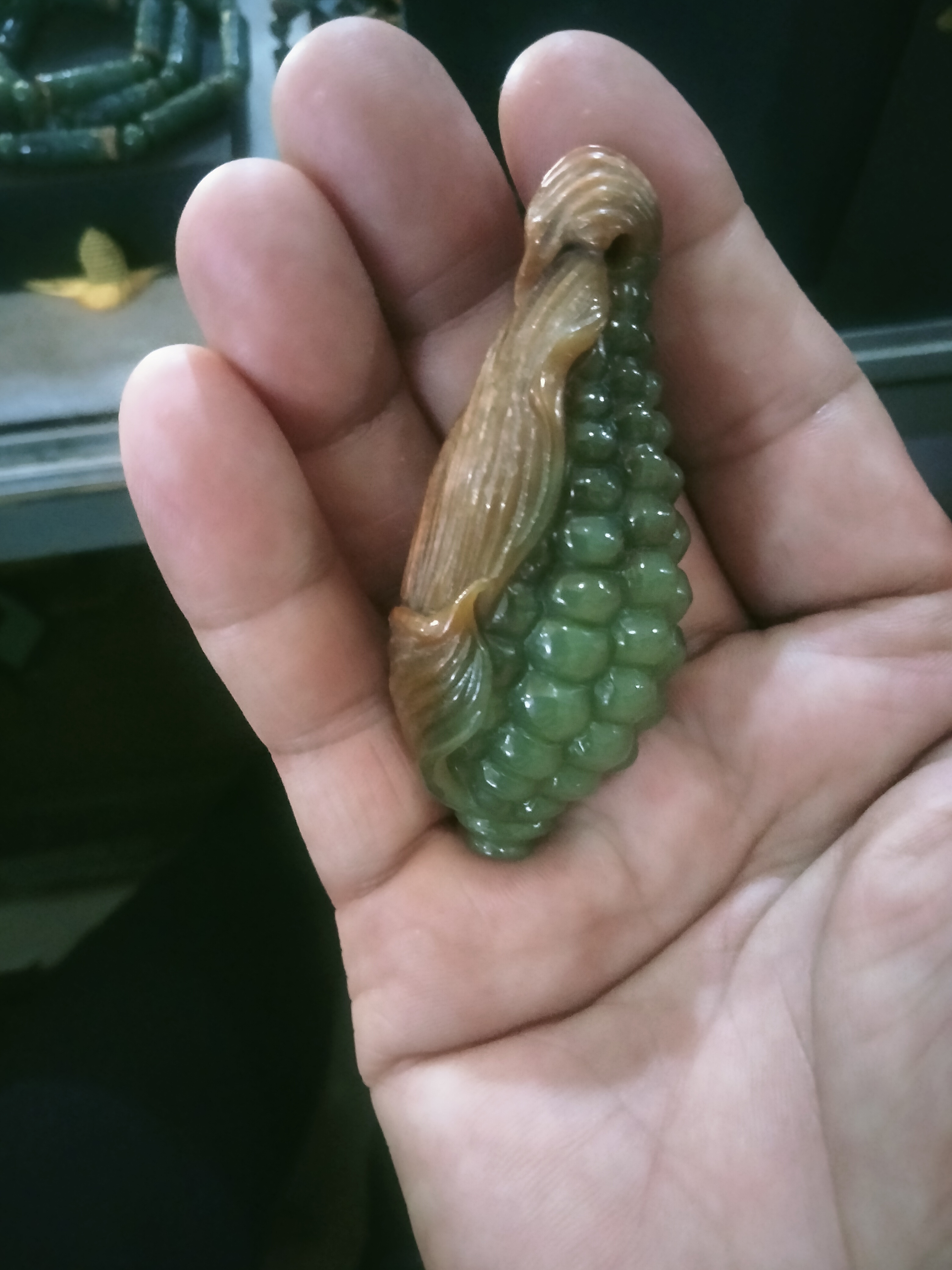 岫岩透闪石河磨玉挂件