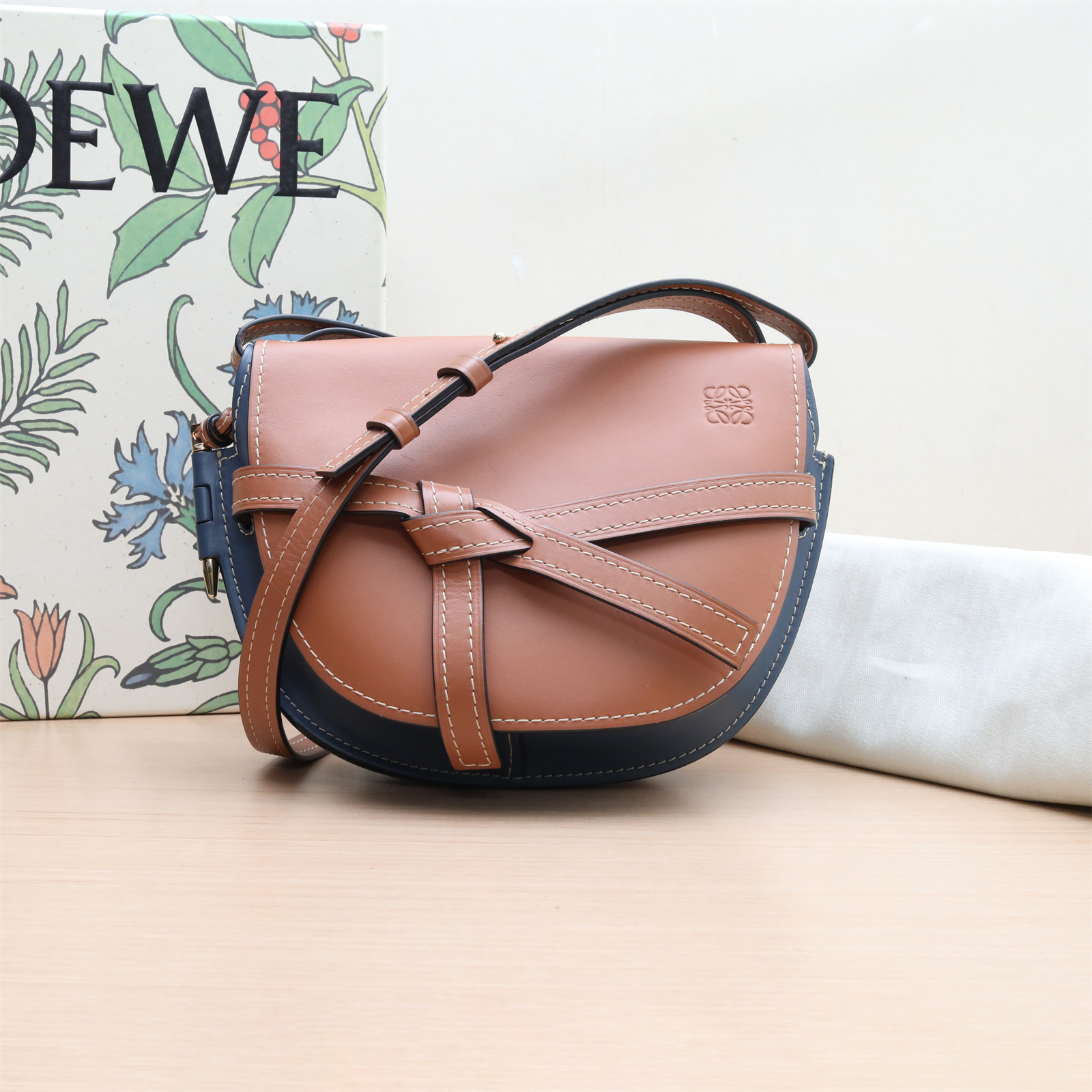 95新 LOEWE/罗意威 725091 斜跨包