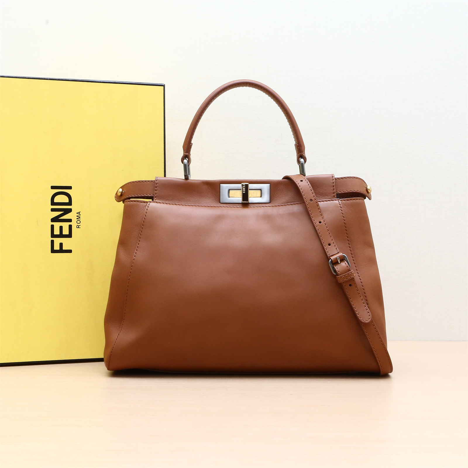 95新 FENDI/芬迪 活动新粉 829097PEEKABOO REGULAR 中号 单肩包