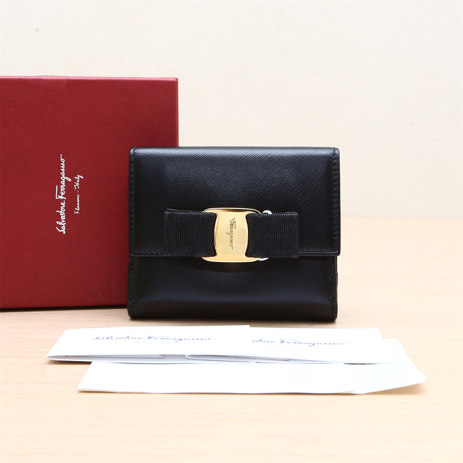 95新 FERRAGAMO/菲拉格慕 934773蝴蝶结金扣短款钱包