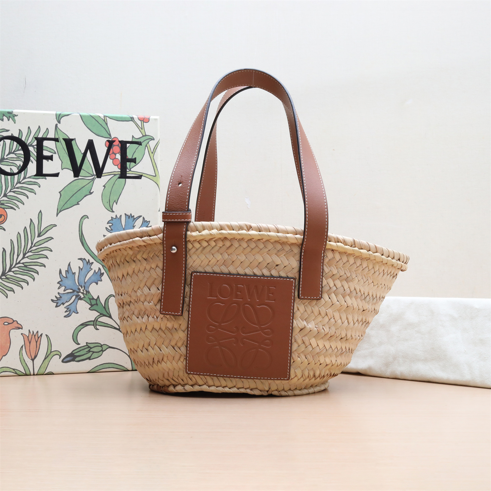 99新 LOEWE/罗意威 小花姑姑P234037815Basket 棕榈叶草编篮子