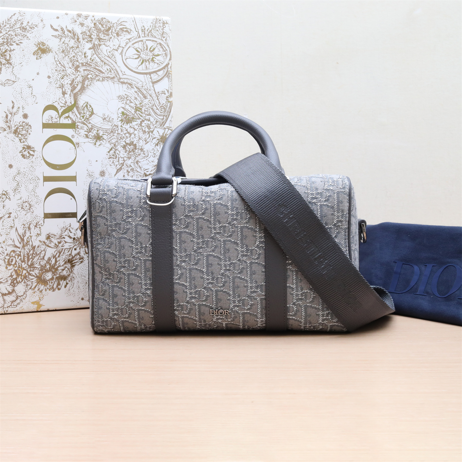 99新 DIOR/迪奥 新粉黑黑 P224930908LINGOT 26 旅行 手提斜挎包