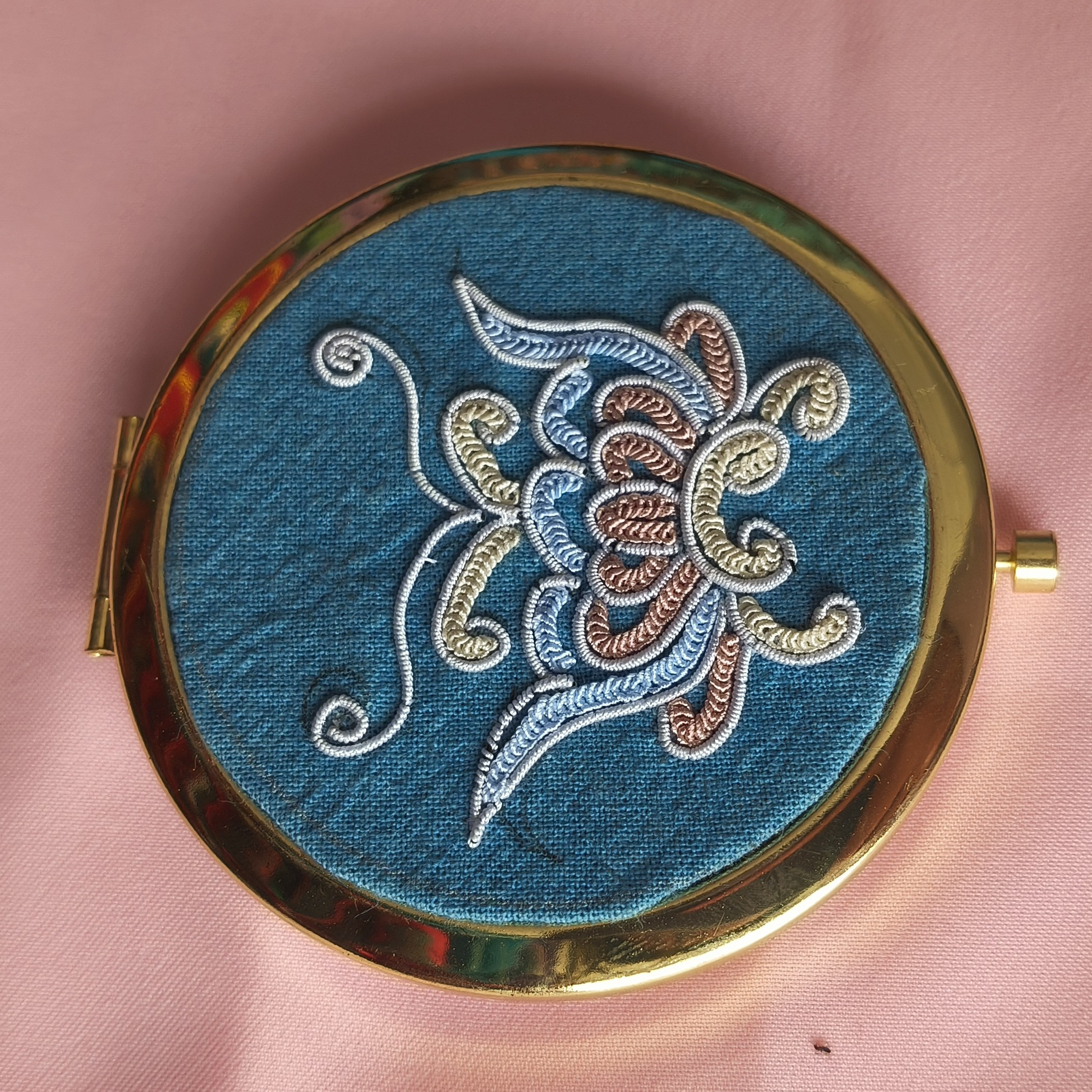 三都水族马尾绣镜子纯手工制作