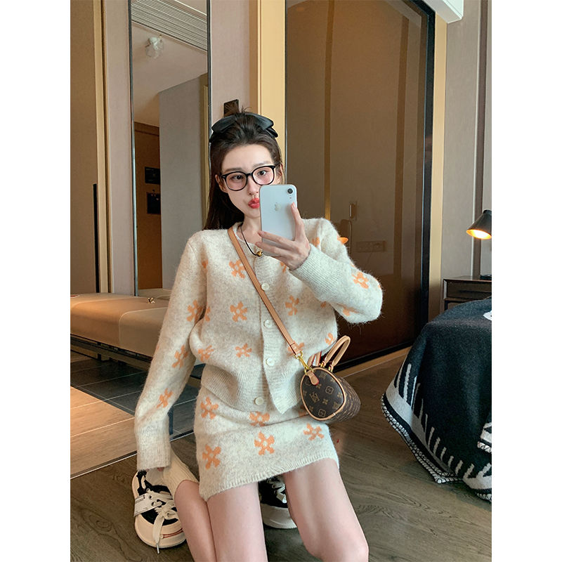 秋冬时尚穿搭一整套女2024新款洋气花朵针织上衣百搭短裙两件套装