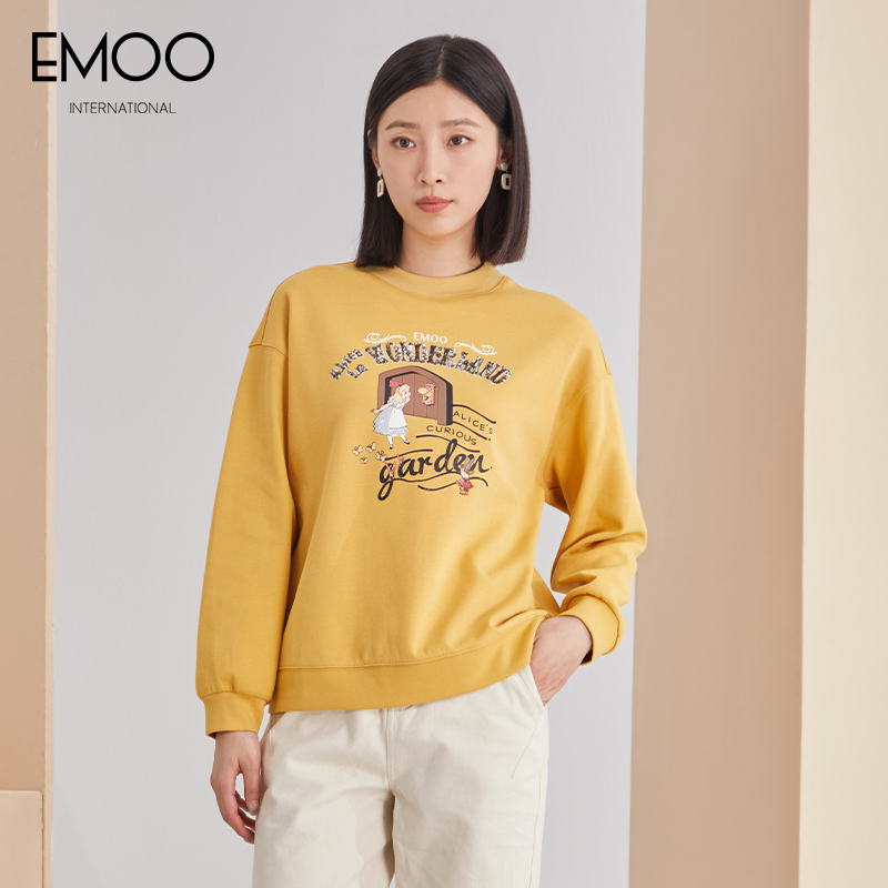EMOO/杨门秋新款姜黄长袖圆领卫衣时尚印花休闲百搭E32X012507