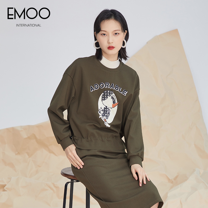 EMOO/杨门秋新款秋冬圆领复古时尚百搭休闲军绿长袖T恤E32X013380