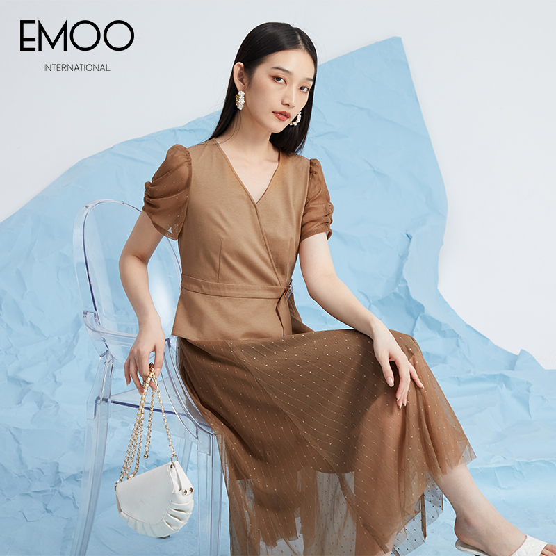 EMOO/杨门咖啡色短袖连衣裙夏季收腰显瘦优雅气质轻奢E22L022638