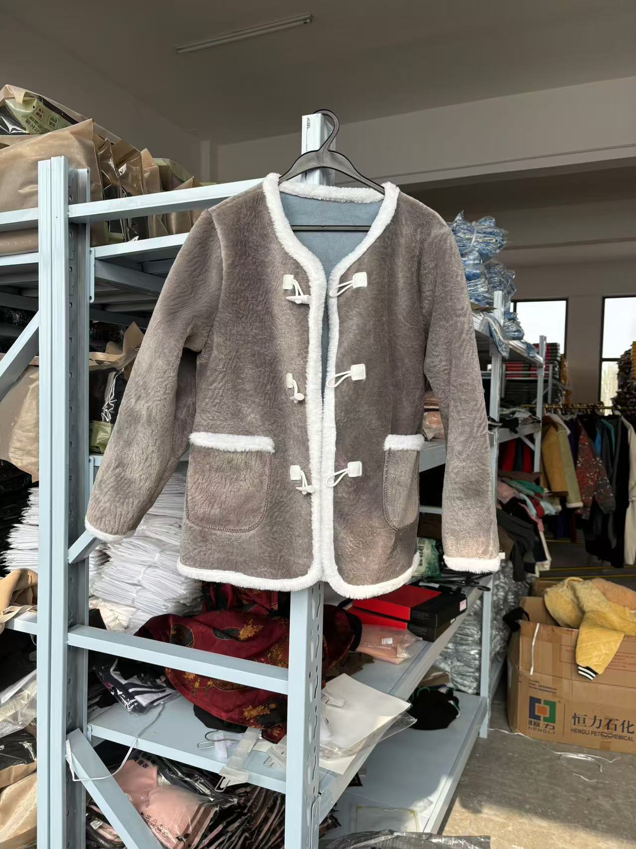 冬季牛角扣皮毛一体防风外套（A10.A11）