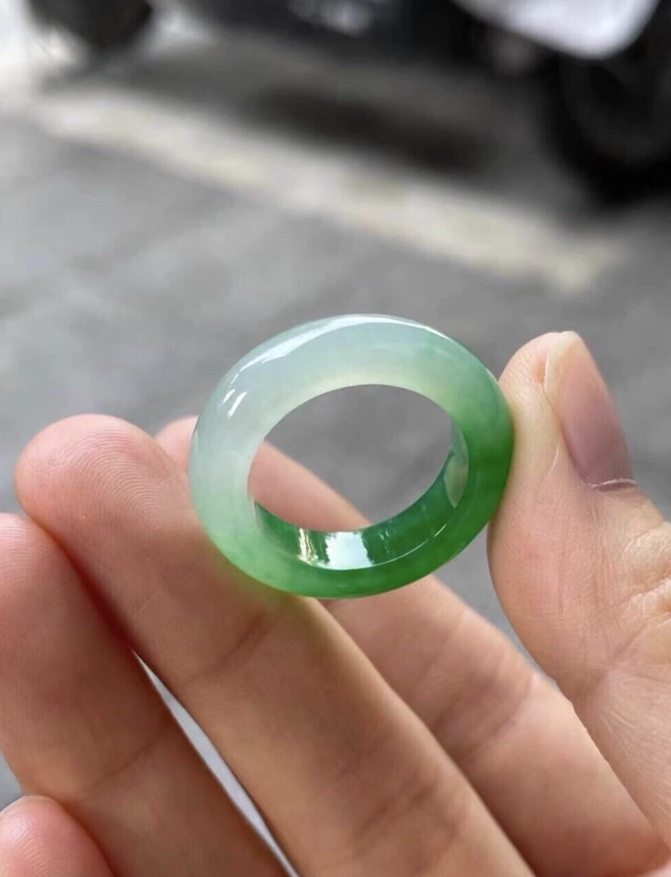 冰种阳绿翡翠戒指