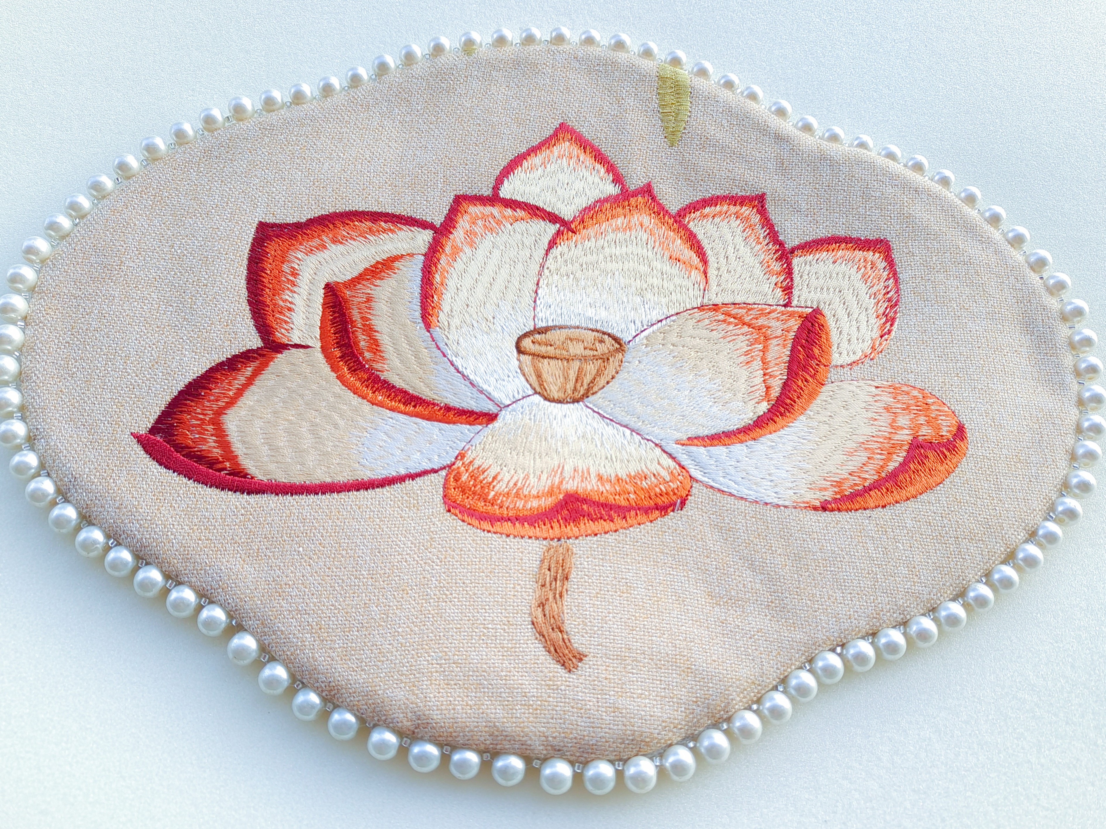 刺绣荷花手工订珠海棠形茶席