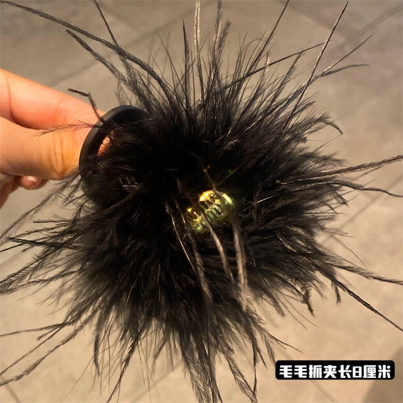 韩版风黑色羽毛鲨鱼夹气质百搭8厘米长鸵鸟毛高级感秋冬字母抓夹