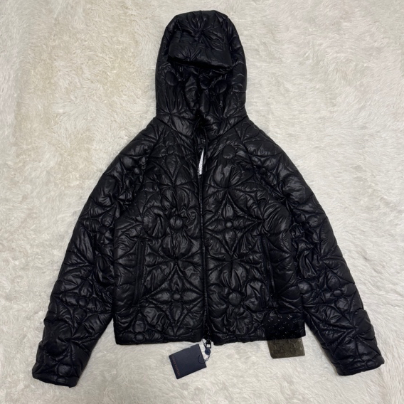 Louis VuittonLV经典爆款三花黑色挂牌羽绒服 /46码 /99新带吊