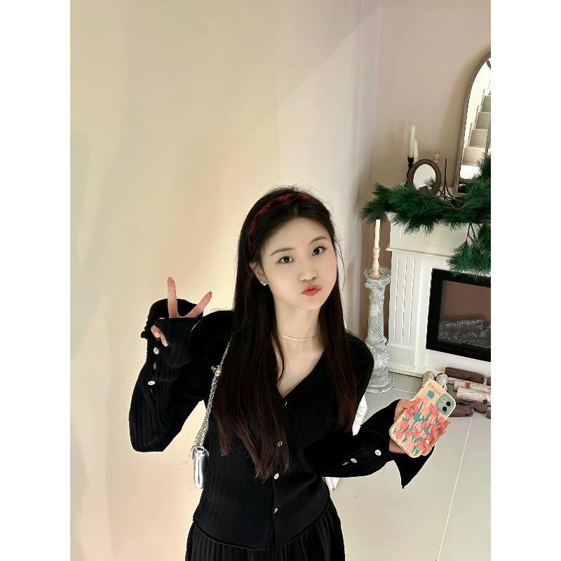 温柔坑条V领喇叭袖针织开衫女秋冬季黑色内搭打底衫修身显瘦上衣