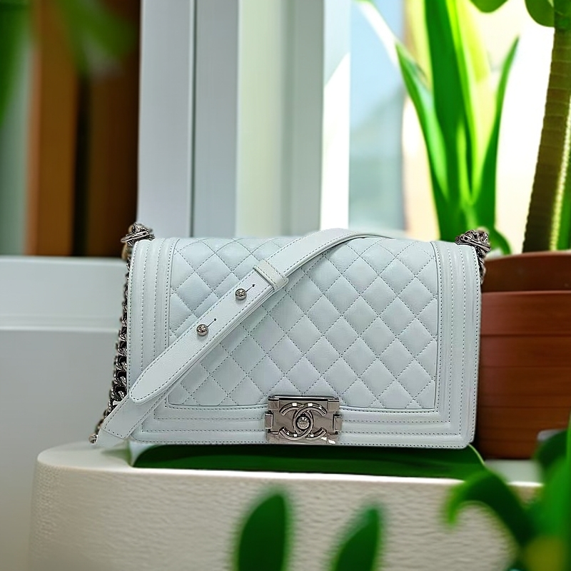 95新 Chanel/香奈儿 芯片款浅蓝色银扣中号Leboy 单肩包 9002217