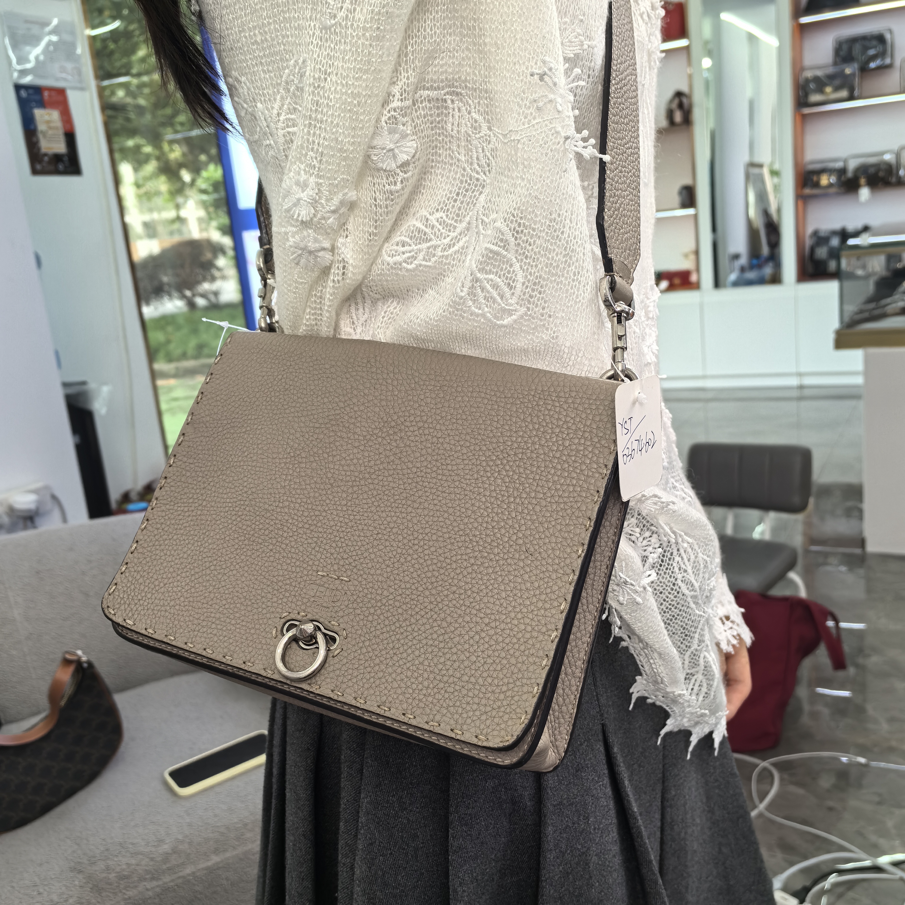 95新 FENDI/芬迪 女包邮差包斜挎大象灰荔枝纹 单肩包10345430