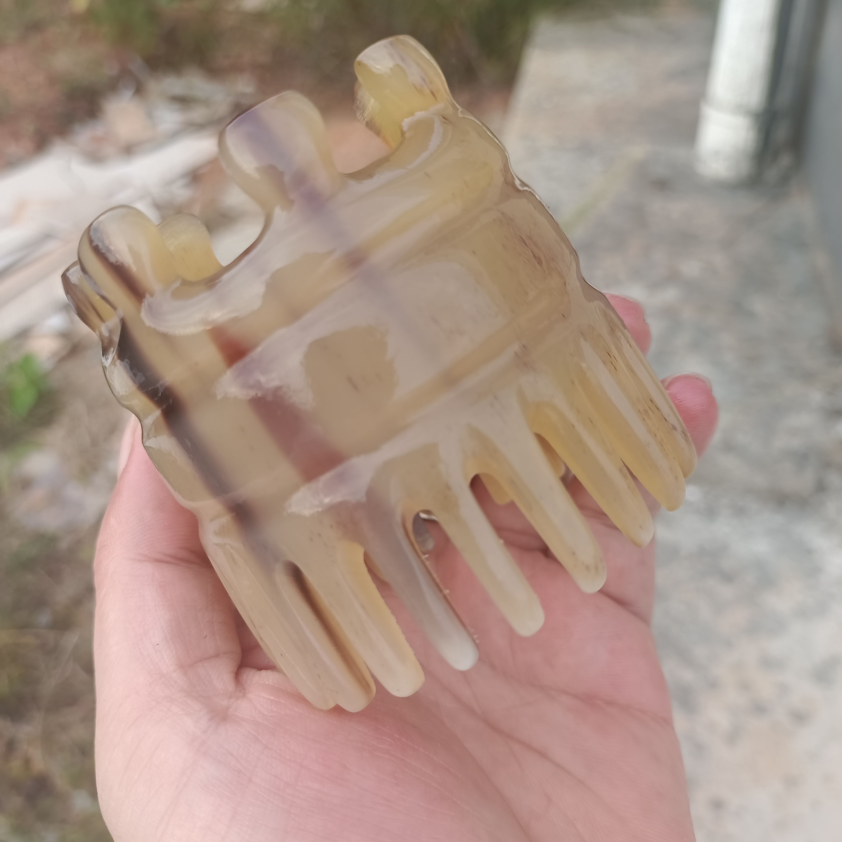 天然牛角按摩头皮皇冠头疗梳。