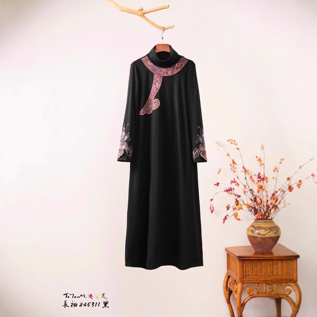 楚馨秋装新款民族风针织长款连衣裙圆领刺绣黑色中袖打底裙长裙