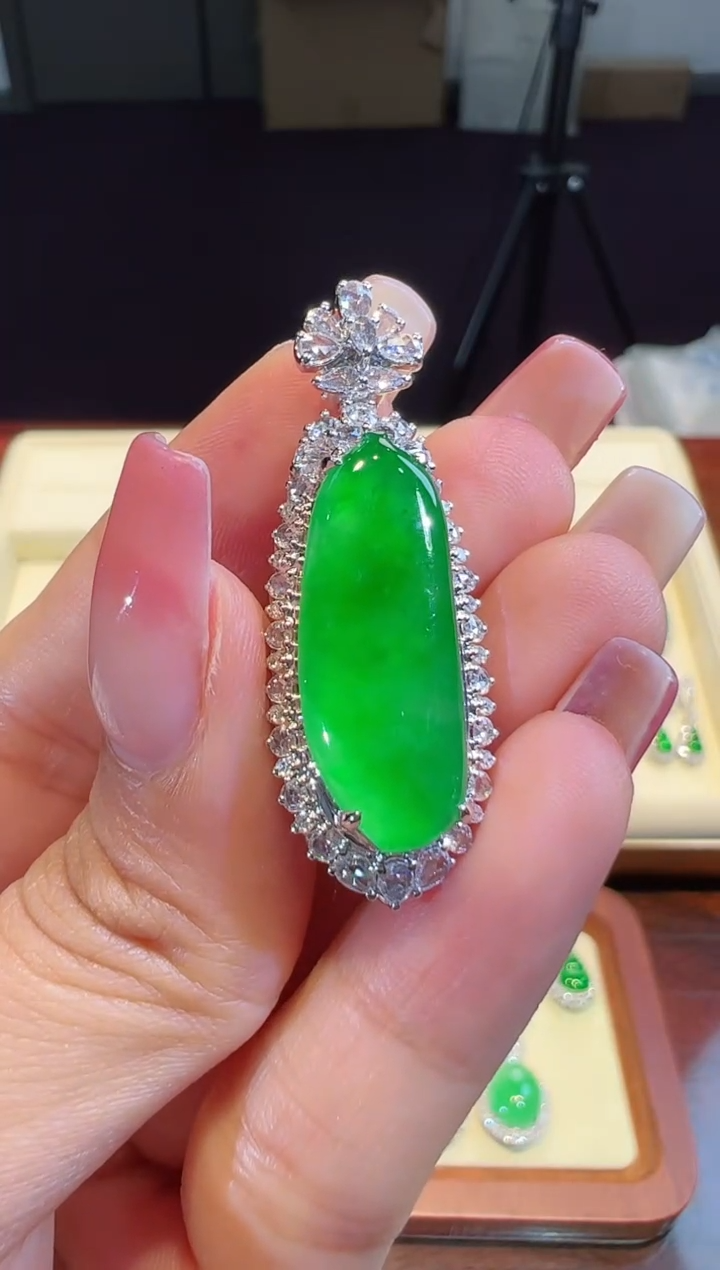 【闪购商品】翡翠吊坠(不含链)18K金镶嵌阳绿福瓜