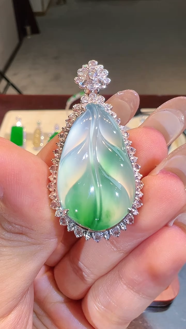 【闪购商品】翡翠吊坠(不含链)18K金镶嵌翡翠
