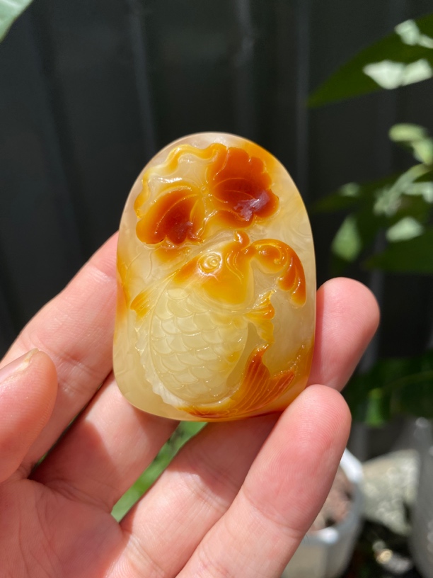 琥珀蜜蜡天然原矿俏色巧雕年年有余雕刻件吊坠全品无瑕疵无优化