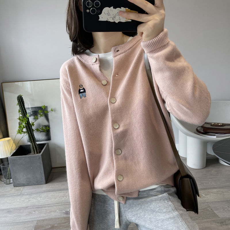 精致刺绣小熊针织开衫女早春单排扣圆领长袖毛衣外套软糯上衣