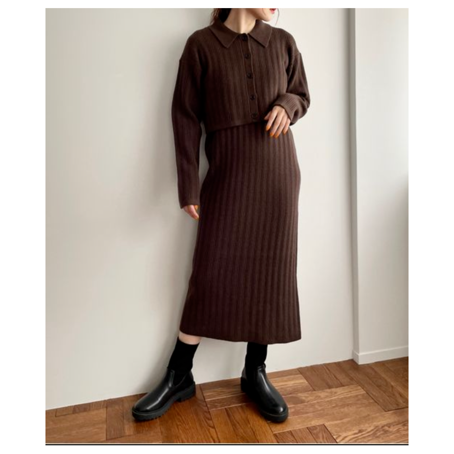 仓4-2  咖色带坑条吊带连衣裙加翻领高腰针织毛衣两件